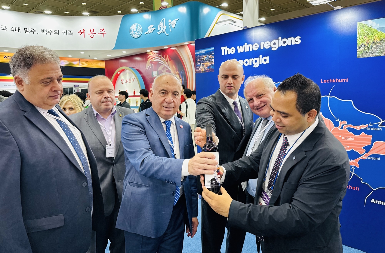 Georgia's Deputy Minister of Environmental Protection and Agriculture Solomon Pavliashvili(third from left) and Georgian Ambassador to Korea Tarash  Papaskua (fourth from left) introduce Georgian wine  to attendees at Coex in southern Seoul. (Sanjay Kumar/The Korea Herald)