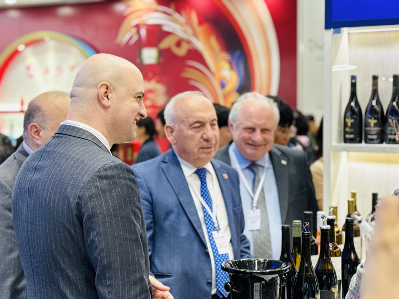 Georgia's Deputy Minister of Environmental Protection and Agriculture Solomon Pavliashvili exchanges greetings with Wine exhibitors at Coex in southern Seoul. (Sanjay Kumar/The Korea Herald)