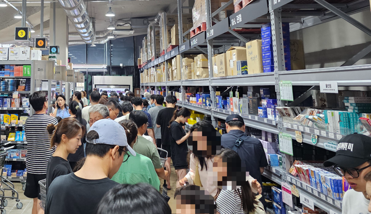 지난 6일 오후 경기 성남에 ‘창고형 인어공주 토토사이트 메가팩토리(MEGA PHACTORY)에서 계산을 하기 위해 줄지어있는 모습  최은지 기자