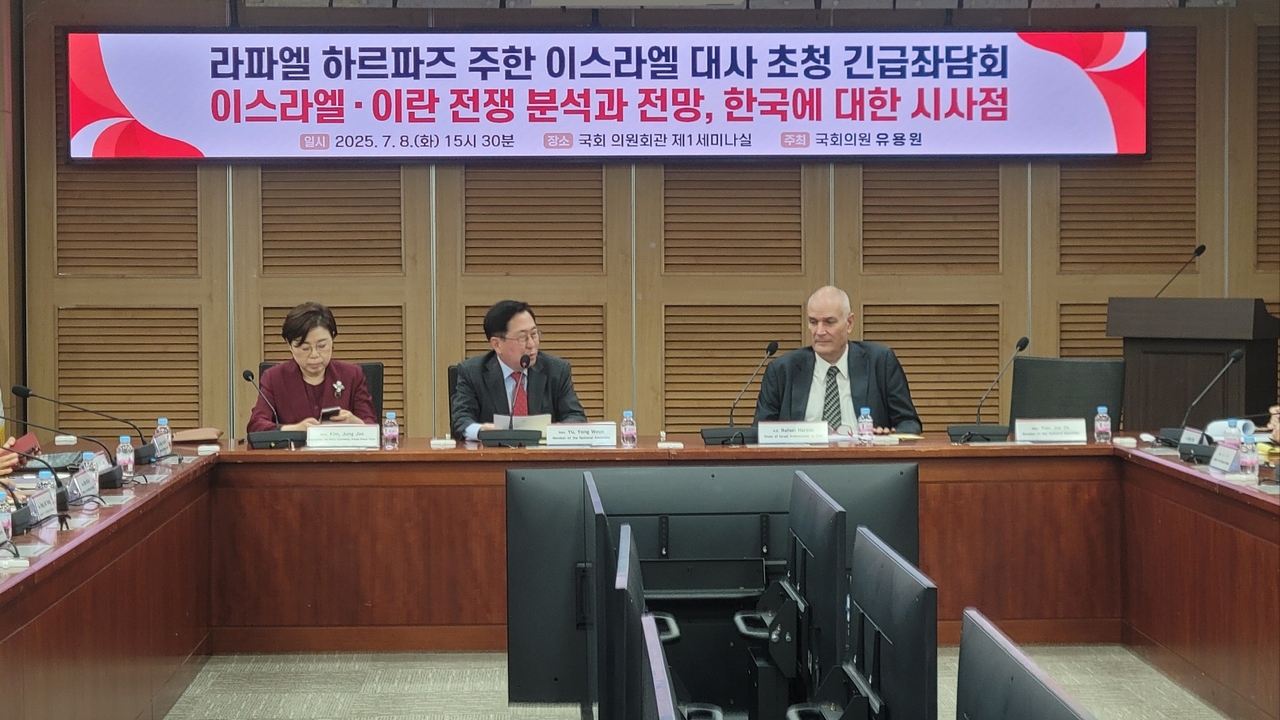 Ambassador Rafael Harpaz of Israel (right) delivers a closed-door briefing to People Power Party lawmakers on Tuesday at the National Assembly in Seoul. From left: Rep. Kim Jung-jae, the head of the People Power Party policy committee; Rep. Yu Yong-weon of the National Assembly's defense committee; Israeli Amb. Rafel Harpaz. Courtesy of the Embassy of Israel in Seoul