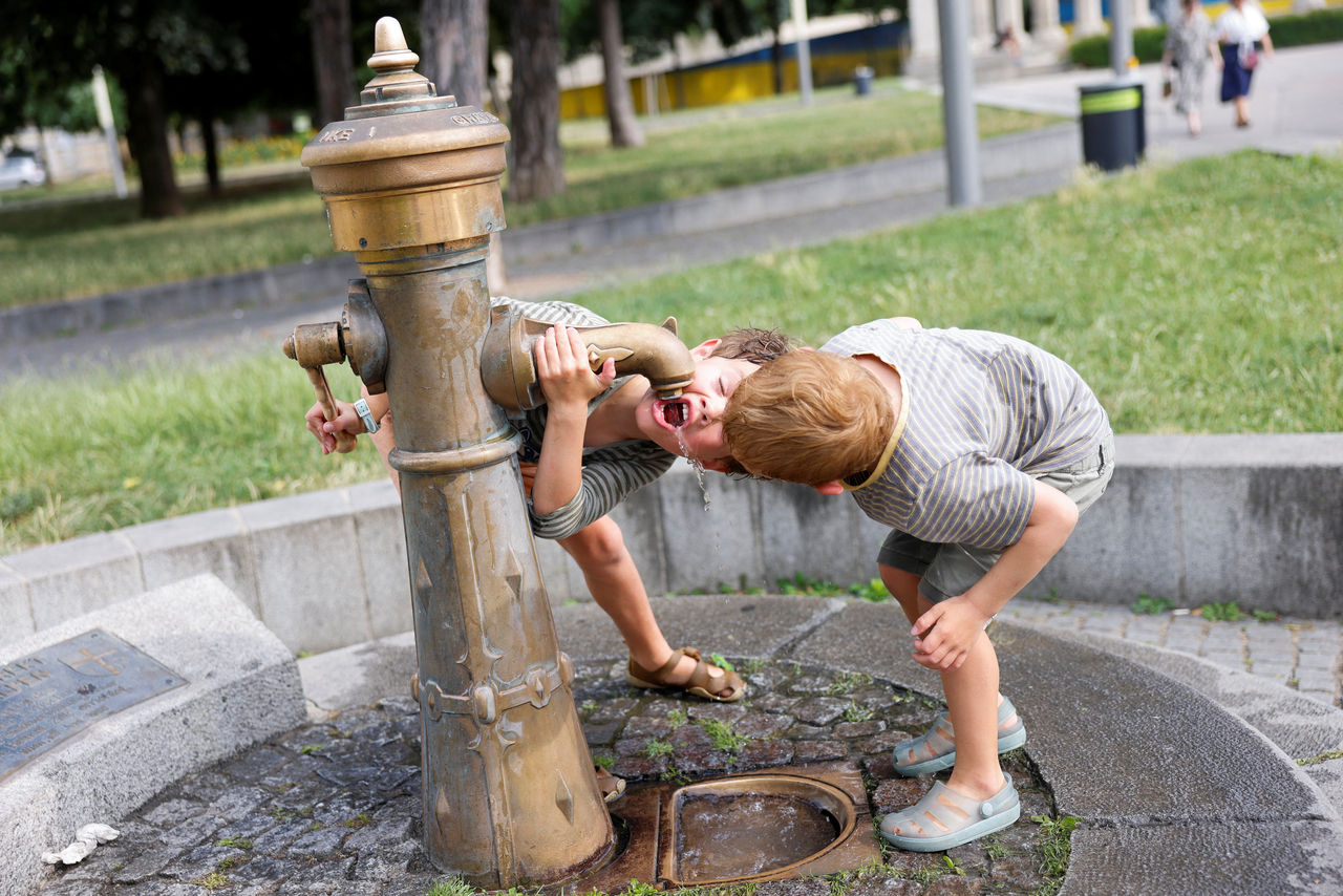 Children play at a water fountain in the city center during a heat wave in Vienna, Austria, Thursday.   Reuters-Yonhap