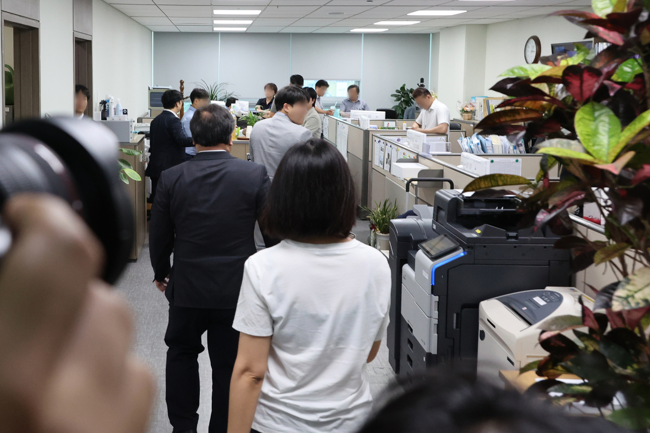 A special counsel team conducts a search and seizure of the main opposition People Power Party Rep. Yoon Sang-hyun’s office at the National Assembly in Yeouido, Tuesday. (Yonhap)