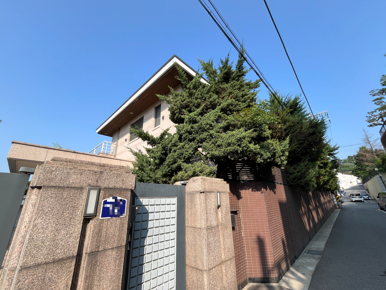 삼성가(家) 홍라희 리움미술관 명예관장, 이재용 삼성전자 회장, 이부진 호텔신라 사장, 이서현 삼성물산 사장이 매도한 서울 용산구 이태원동의 토토사이트 가입 불법 모습. 윤성현 기자