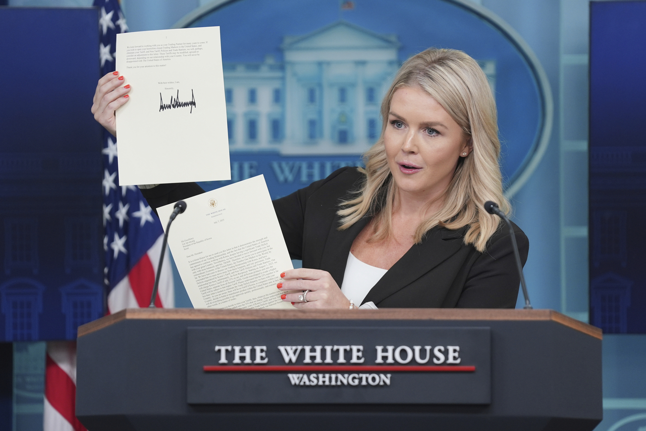 White House press secretary Karoline Leavitt speaks as she holds up a letter from President Donald Trump to South Korea's President Lee Jae Myung during a press briefing at the White House on Monday. (AP-Yonhap)