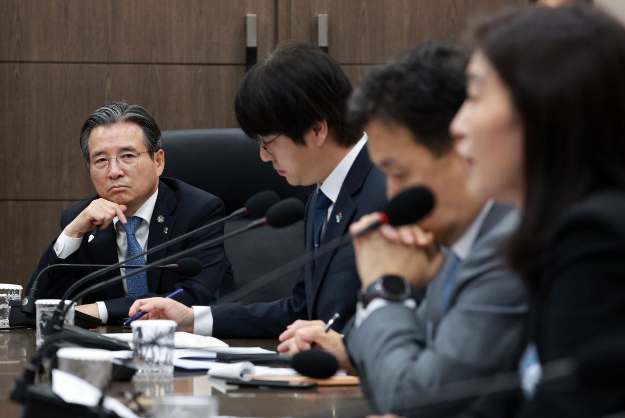 Kim Yong-beom (left), presidential chief of staff for policy, attends a meeting with artificial intelligence industry officials held in the southeastern city of Ulsan on June 20. (Yonhap)