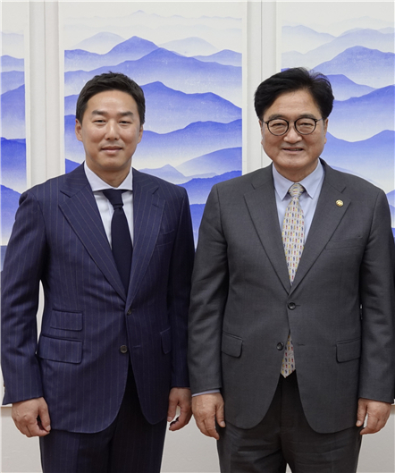 (사진왼쪽)대한민국 히어로토토국회의원 유족회 윤인구 회장 (사진 오른쪽)우원식 국회회장