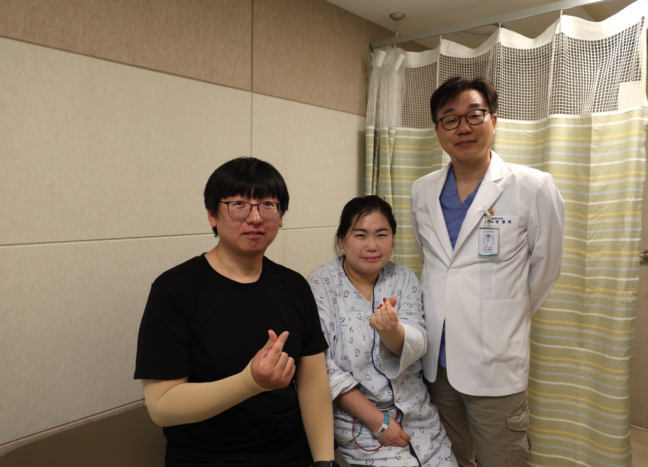 급성 심근경색 진단 후 응급 관상동맥중재술 시술을 받고 건강을 회복한 A씨와 남편이 세명기독샬롬토토 정항재 진료처장 겸 심장센터장(오른쪽)과 기념사진을 찍고 있다  [포항세명기독샬롬토토제공]