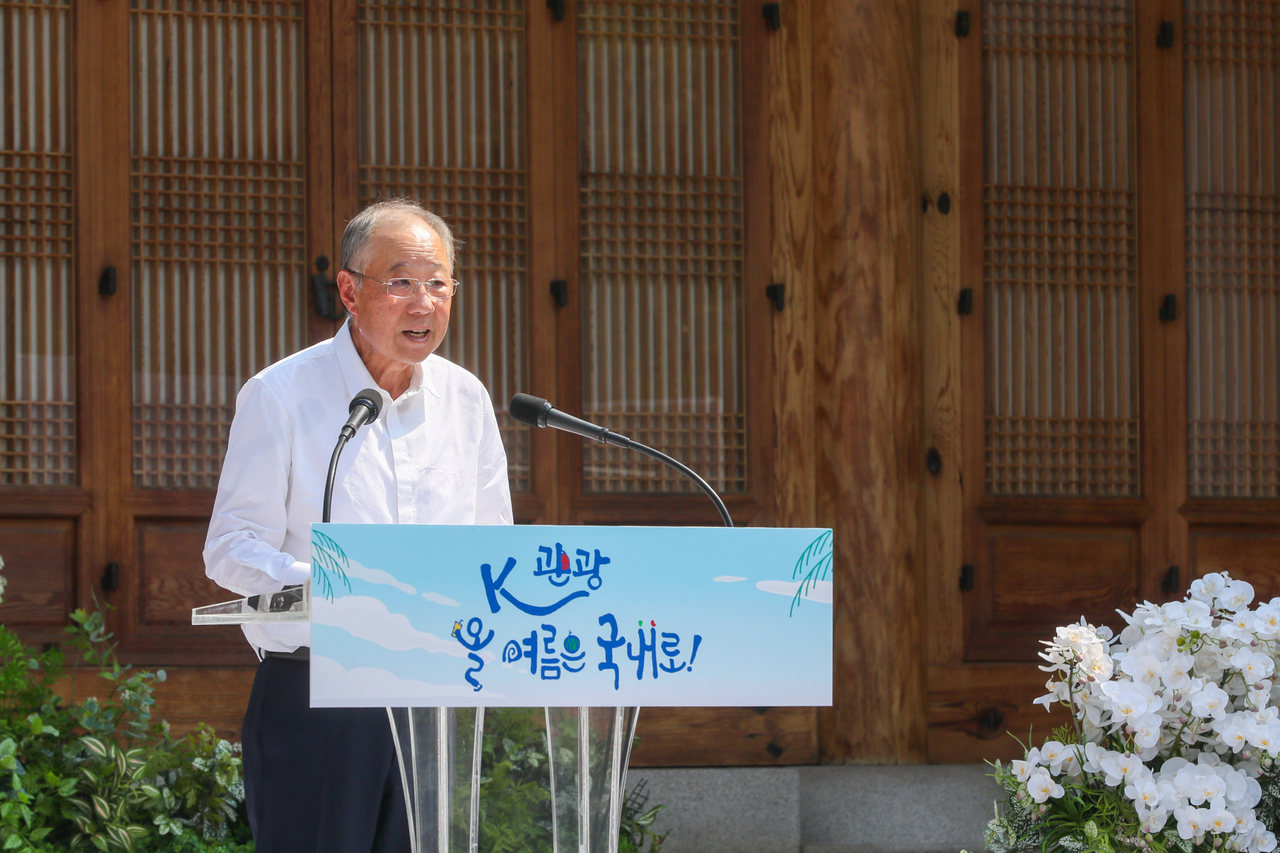 류진 한경협 회장이 8일 국회 사랑재에서 열린 ‘K-바캉스 toto korea 토토사이트’ 행사에서 인사말을 하고 있다.  [한경협 제공]