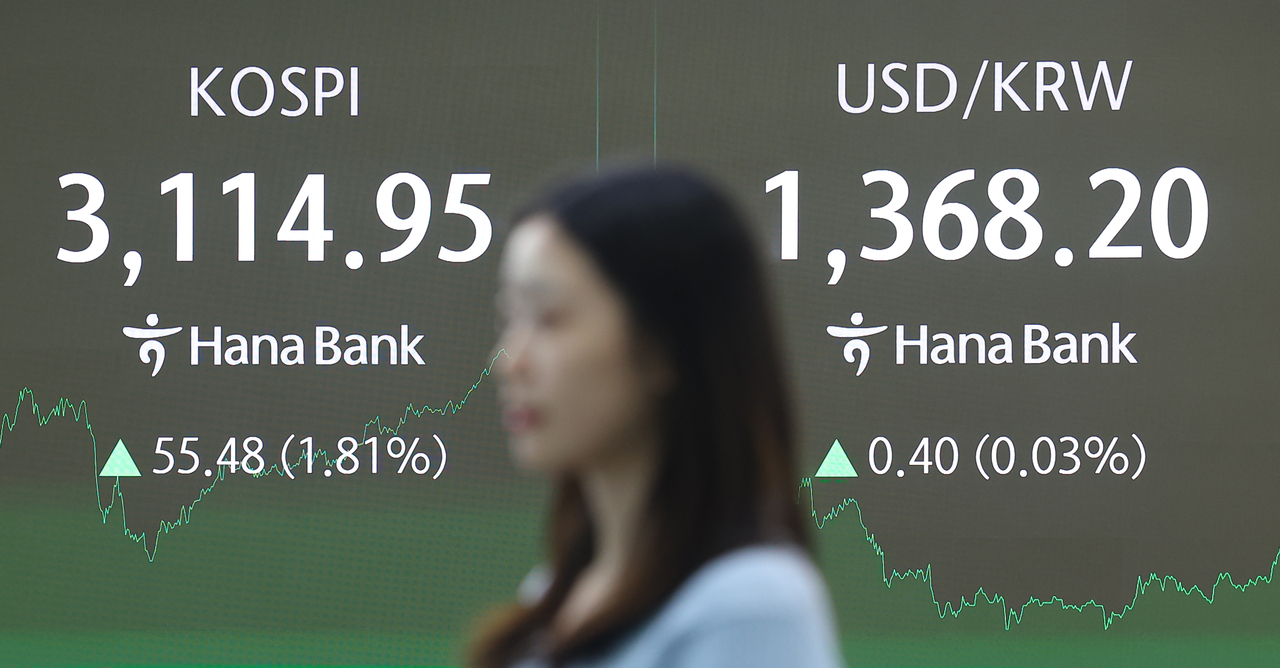 An electronic board showing the Korea Composite Stock Price Index at a dealing room of the Hana Bank headquarters in Seoul on Tuesday. (Yonhap)