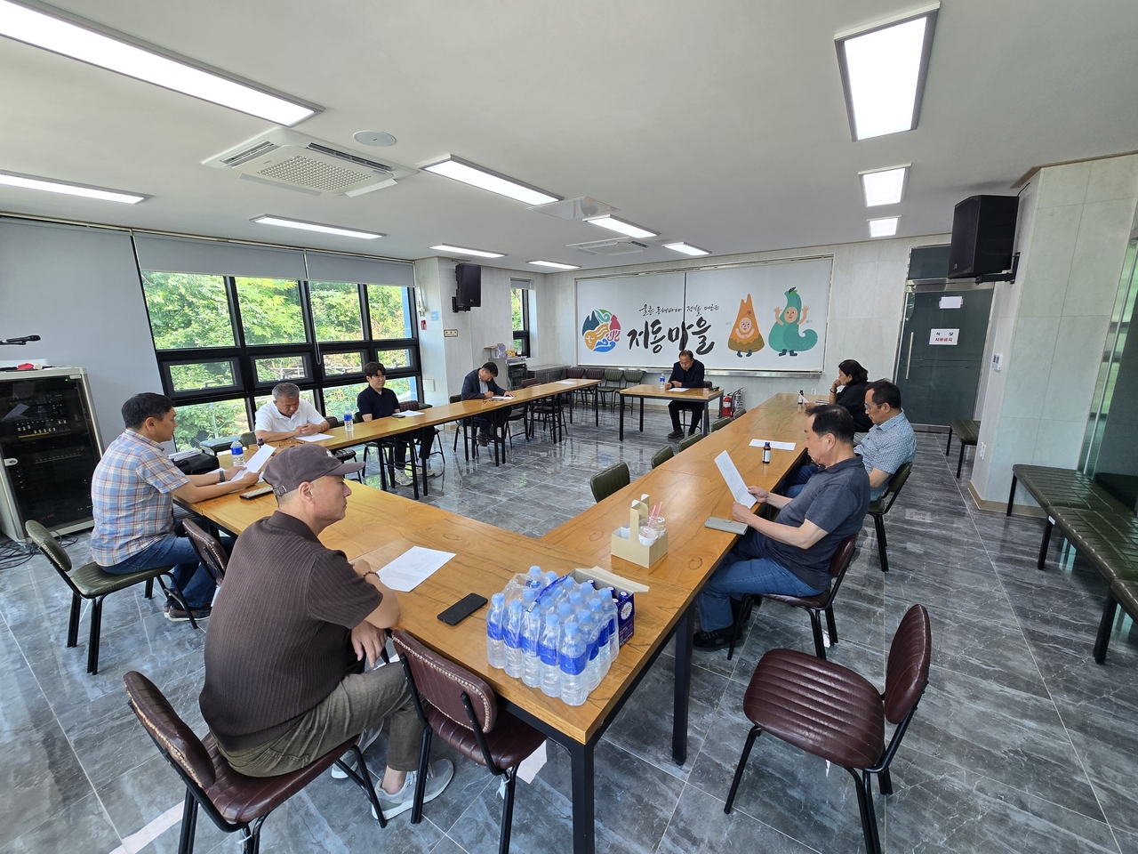 토토사이트 크롤링 활주로 연장 추진위원회가 7일 저동마을 권역센터에서 제3차 전체 회의를 열고 활주로 연장 촉구를 위한 향후 계획과 전략을 논의했다.[추진위 제공]