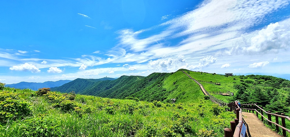 비로봉에서 바라본 연화봉[소백산 국립공원 사무소 제공]