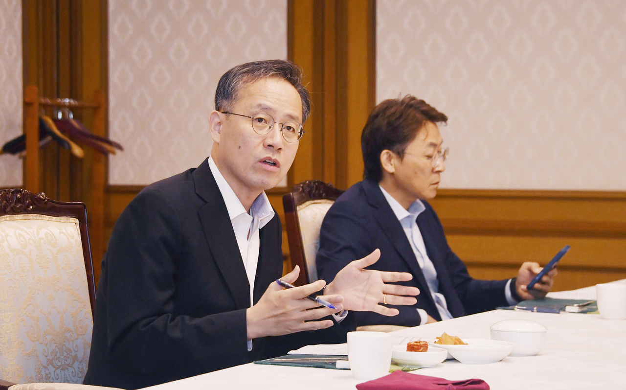 First Vice Finance Minister Lee Hyoung-il speaks at a meeting held in Seoul on Friday, to monitor financial markets. (Yonhap)