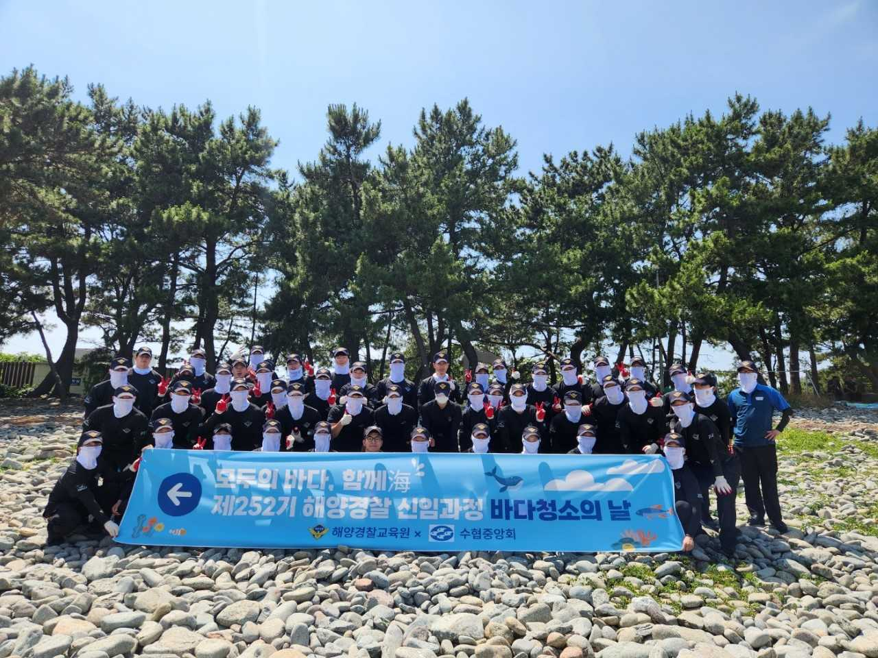 지난 6월 해양경찰교육원이 바다 가꾸기 캠페인에 참여한 뒤 기념사진을 촬영하는 모습. [먹튀검증 토토사이트중앙회]