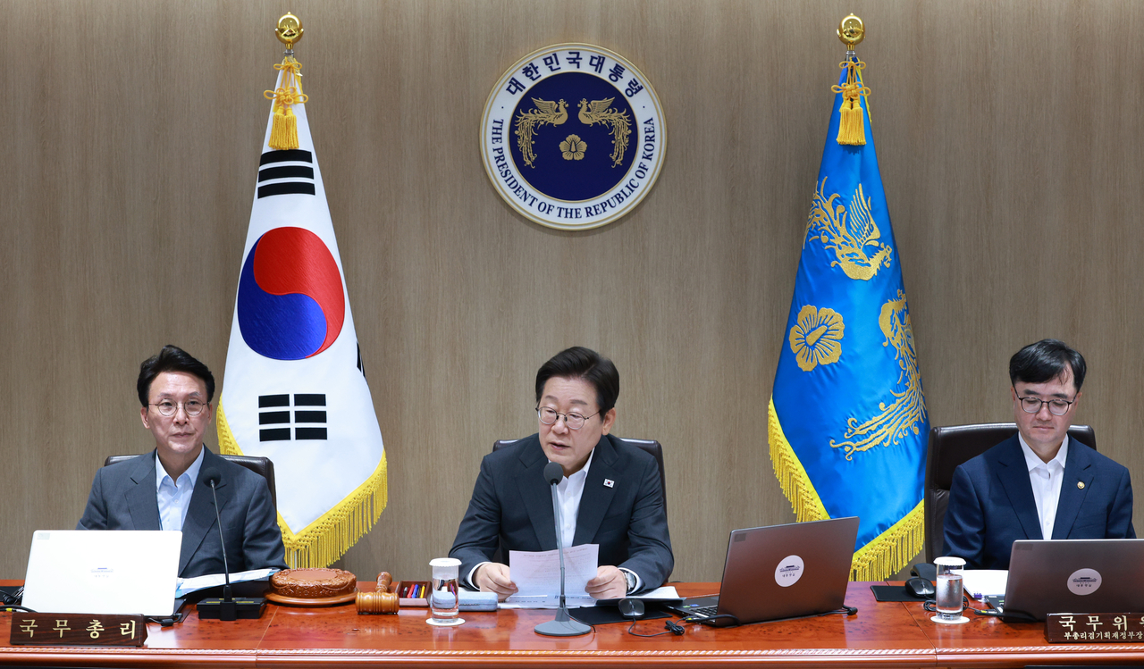 President Lee Jae Myung (center) presides over a Cabinet meeting held at the presidential office in Seoul on Tuesday. (Yonhap)