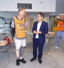 강기정 광주시장, APEC 성공개최 왼발 도보 종주 도전자 격려