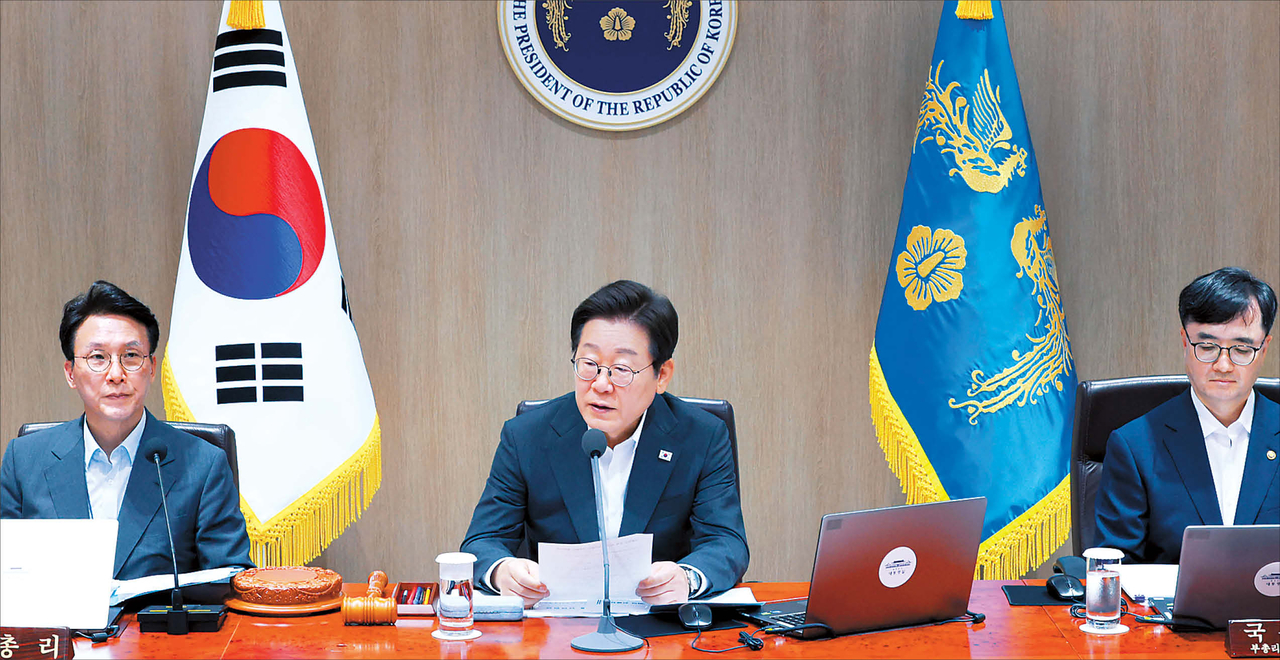 이재명 손오공 토토사이트이 8일 용산 손오공 토토사이트실에서 국무회의를 주재하고 있다. 이 손오공 토토사이트은 이자리에서 “방위 산업은 경제의 새 성장 동력이자 우리 국방력의 든든한 근간이기도 하다”고 말했다. [연합]