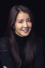 Actor Lee Si-young reveals pregnancy via embryo with ex-husband without his consent