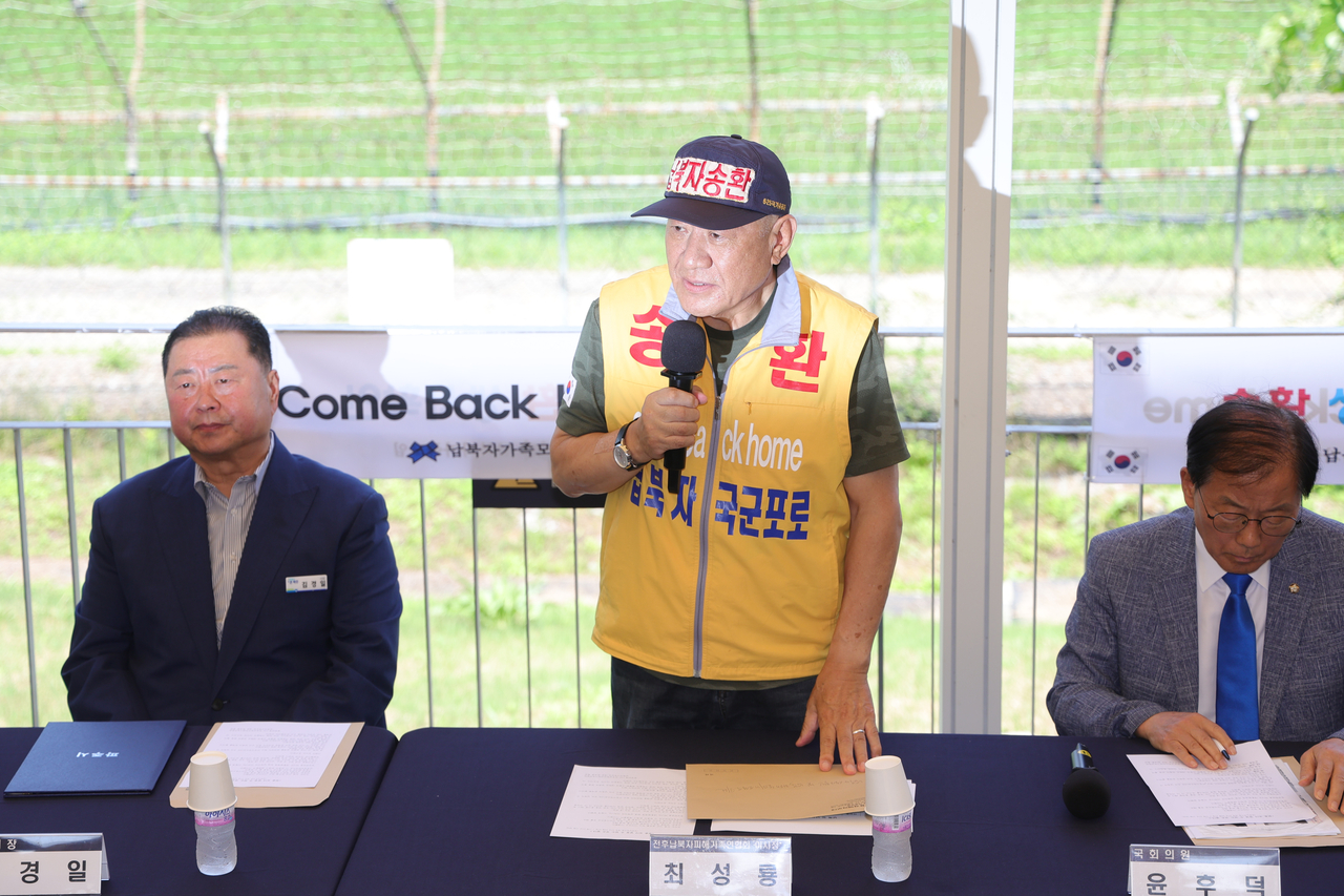 Choi Seong-ryong (center), the head of a civic group representing the families of those abducted by North Korea, says his group will no longer send anti-Pyongyang leaflets across the inter-Korean border at a press conference in Paju, Gyeonggi Province, Tuesday. (Yonhap)