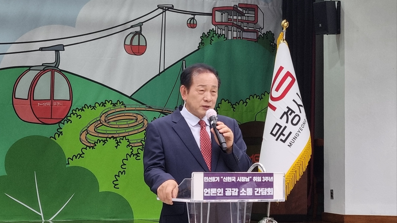 신현국 토토사이트 첫충이 8일 시청 대회의실에서 열린 ‘민선 8기 3주년 언론관계자 간담회’에서 4년차 시정 방침 등을 밝히고 있다.[사진=김병진 기자]