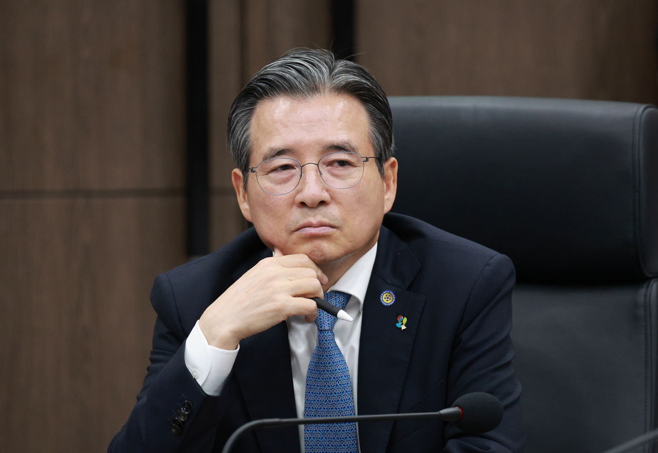 Kim Yong-beom, director of national policy at the presidential office, is seen at a meeting with representatives of AI-related companies in Ulsan in June. (Pool photo via Yonhap)