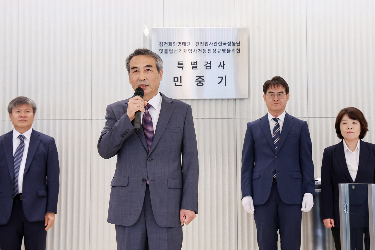 윤석열 전 대통령 부인 김건희 여사와 관련한 각종 의혹 사건을 수사하는 민중기 특별검사가 2일 서울 종로구 KT광화문빌딩에 마련된 사무실 앞에서 현판 제막을 한 뒤 발언하고 있다. [연합]