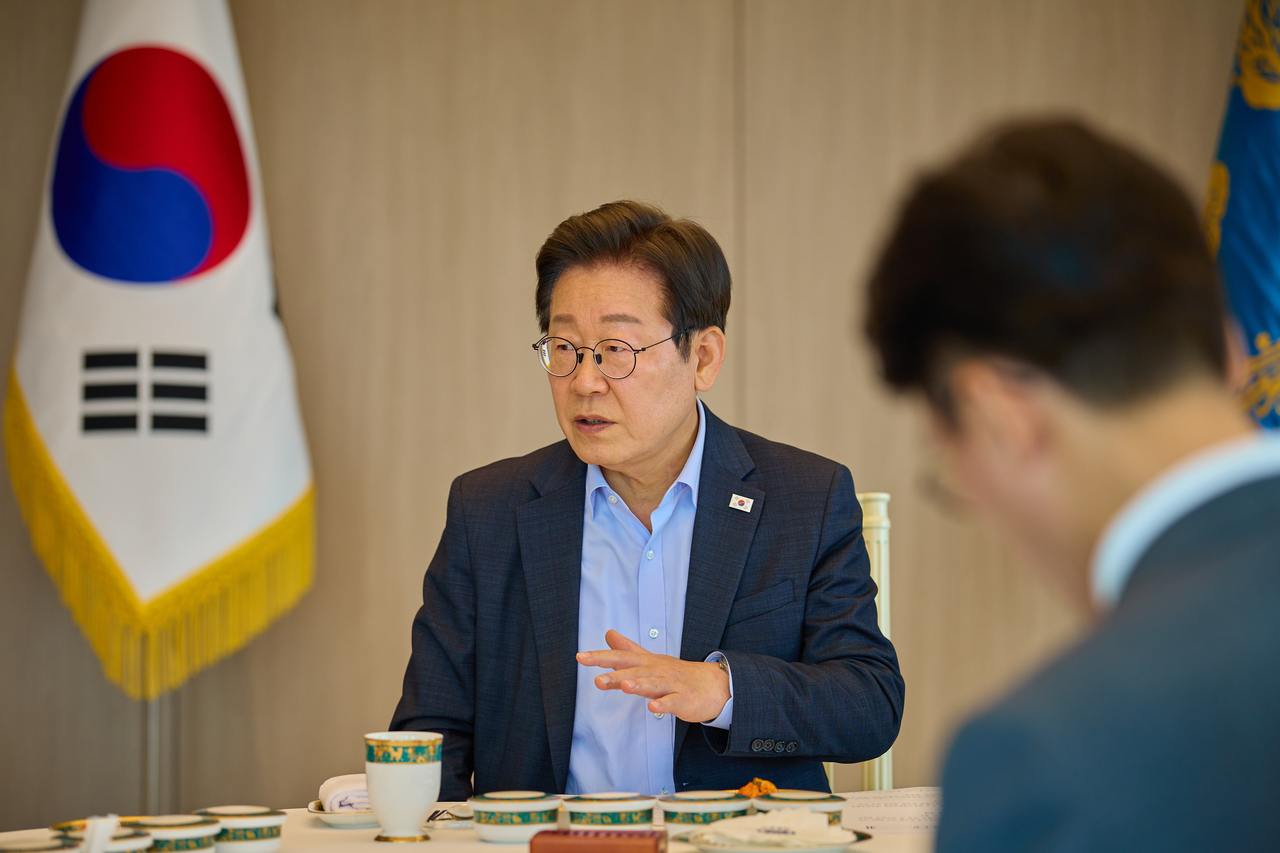이재명 npb 토토사이트이 7일 서울 용산 npb 토토사이트실 청사에서 김민석 국무총리와 주례 보고 회동을 하고 있다. [연합]