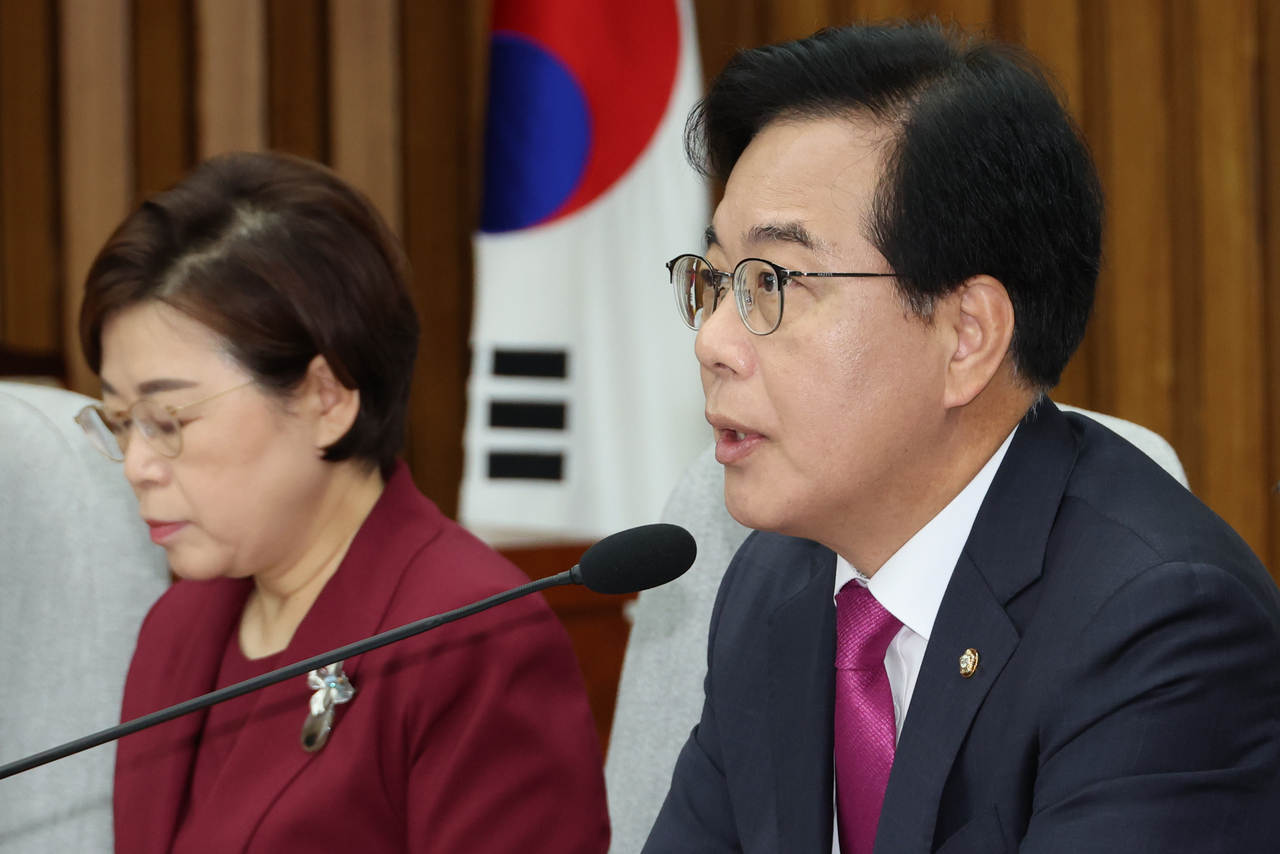 스포츠토토(오른쪽) 국민의힘 비대위원장 겸 원내대표가 8일 서울 여의도 국회에서 열린 원내대책회의에서 발언하고 있다. [연합]