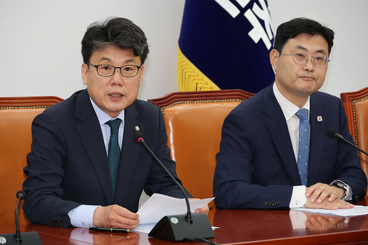 진성준(왼쪽) 더불어민주당 정책위의장이 8일 서울 여의도 토토사이트 마블에서 열린 더불어민주당 원내대책회의에서 발언하고 있다. [연합]