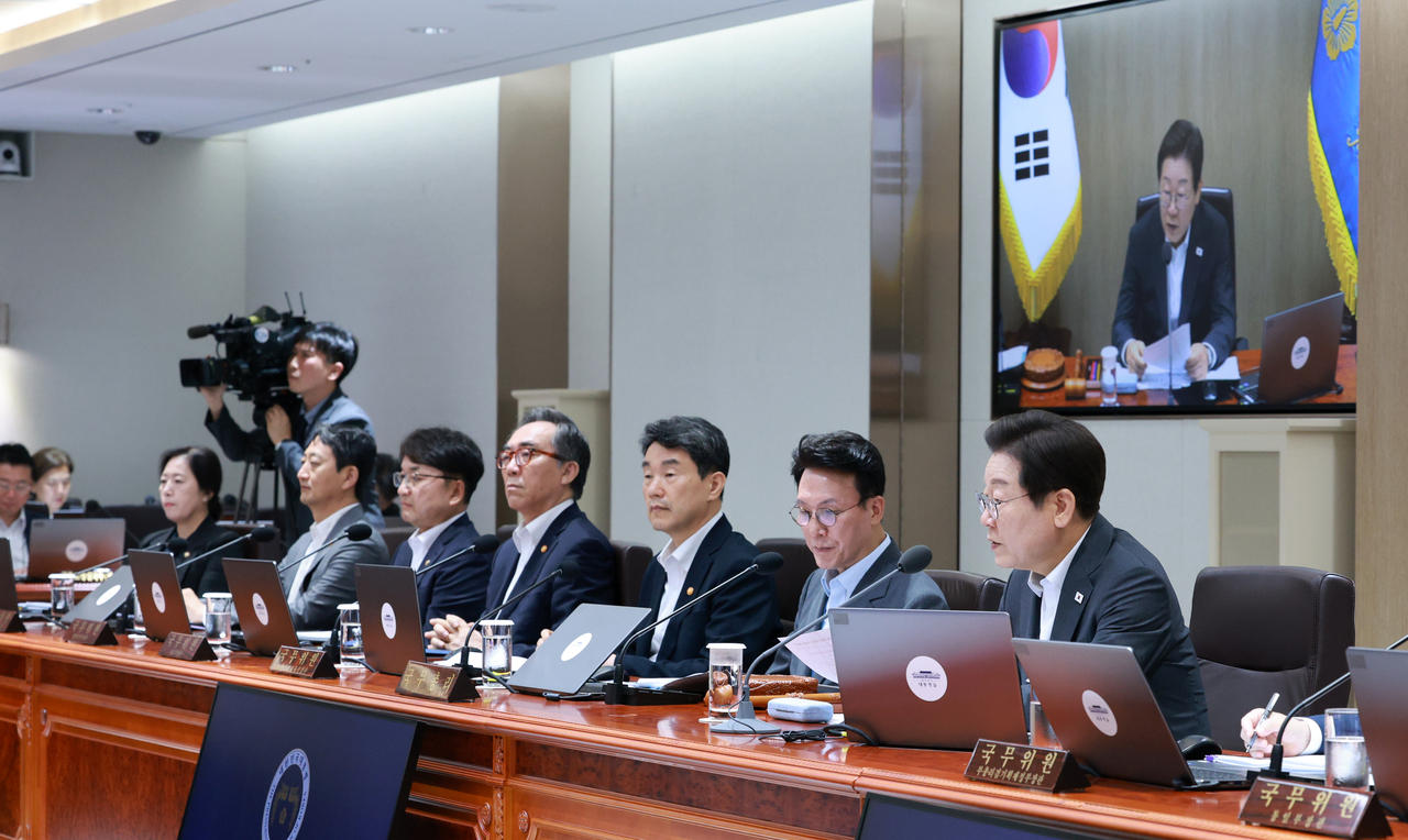 이재명 먹튀검증 토토사이트이 8일 용산 먹튀검증 토토사이트실에서 국무회의를 주재하고 있다. [연합]