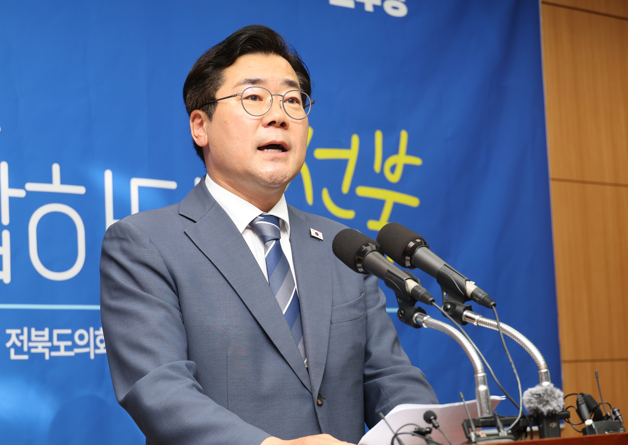 더불어민주당 당권 주자인 박찬대 의원이 8일 전북토토사이트 필드원자치도의회 기자회견에서 발언하고 있다. [연합]