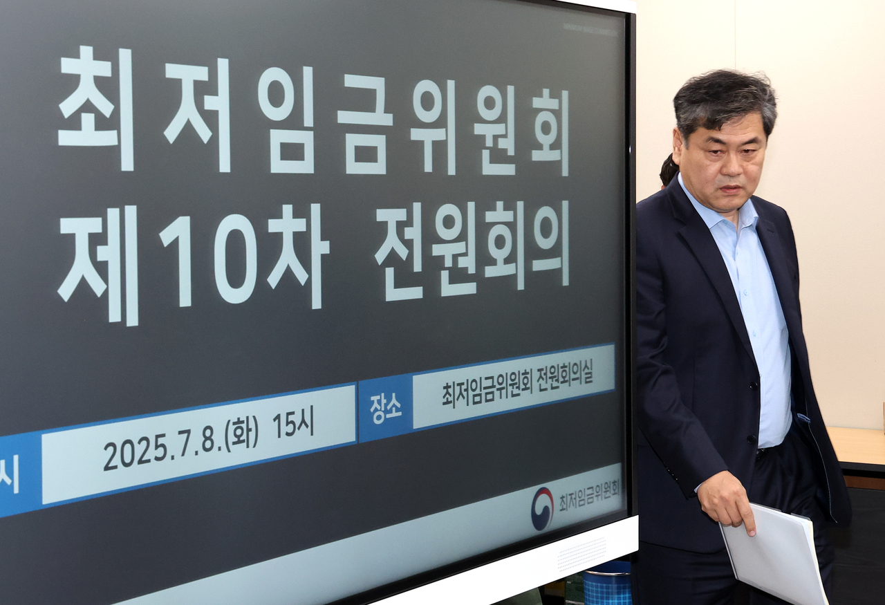 이인재 토토사이트 계정탈퇴위원장이 8일 정부세종청사에서 열린 토토사이트 계정탈퇴위원회 제10차 전원회의에 입장하고 있다. [연합]