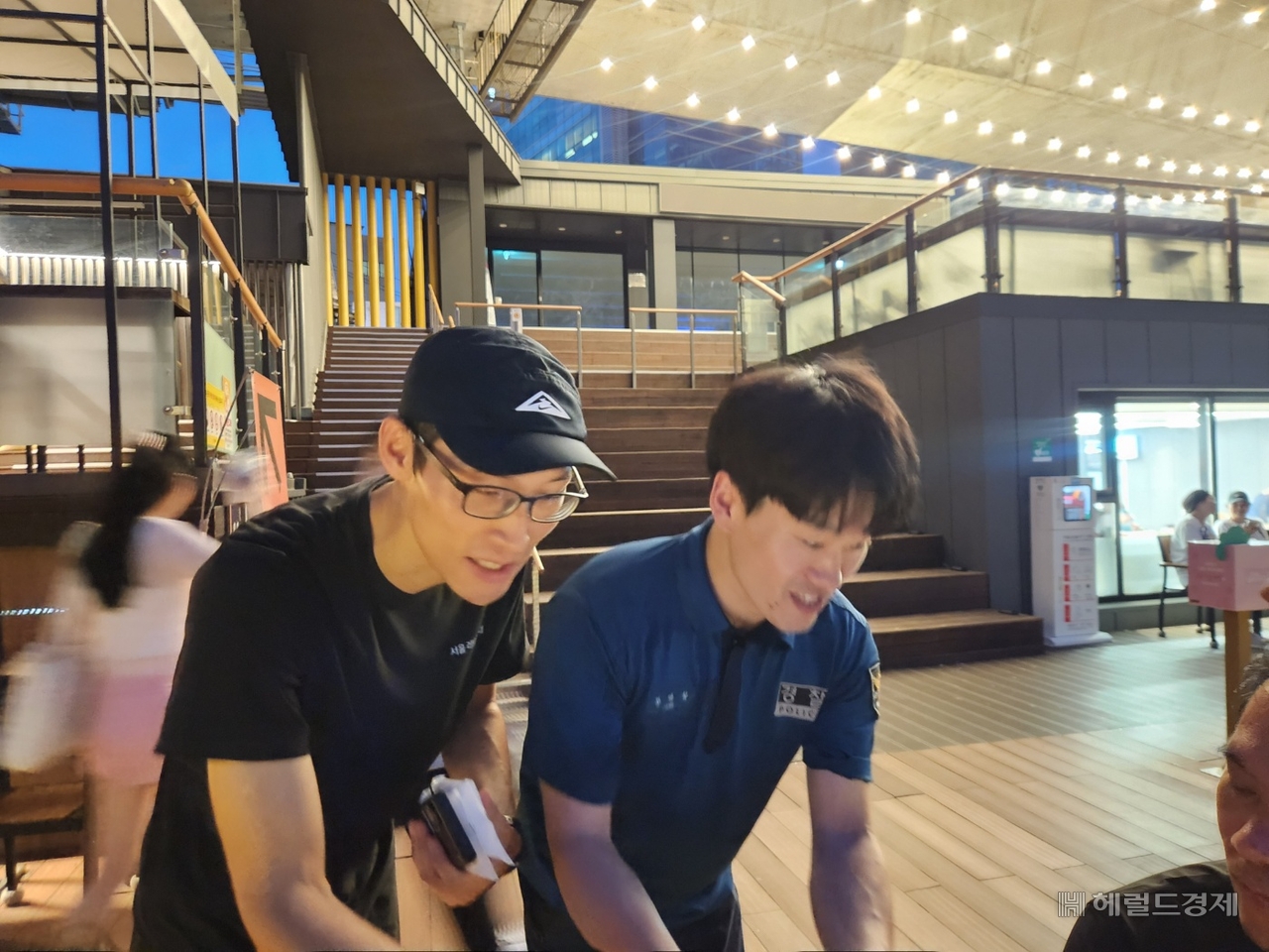 지난 3일 서울 서대문구 홍제천 일대에서 기초질서 확립을 위해 홍보용 물티슈를 나눠주고 있는 염민규 서울토토사이트 모음순찰대 BRRC 대표와 장재혁 서대문경찰서 범죄예방진단팀 경사. 이영기 기자.