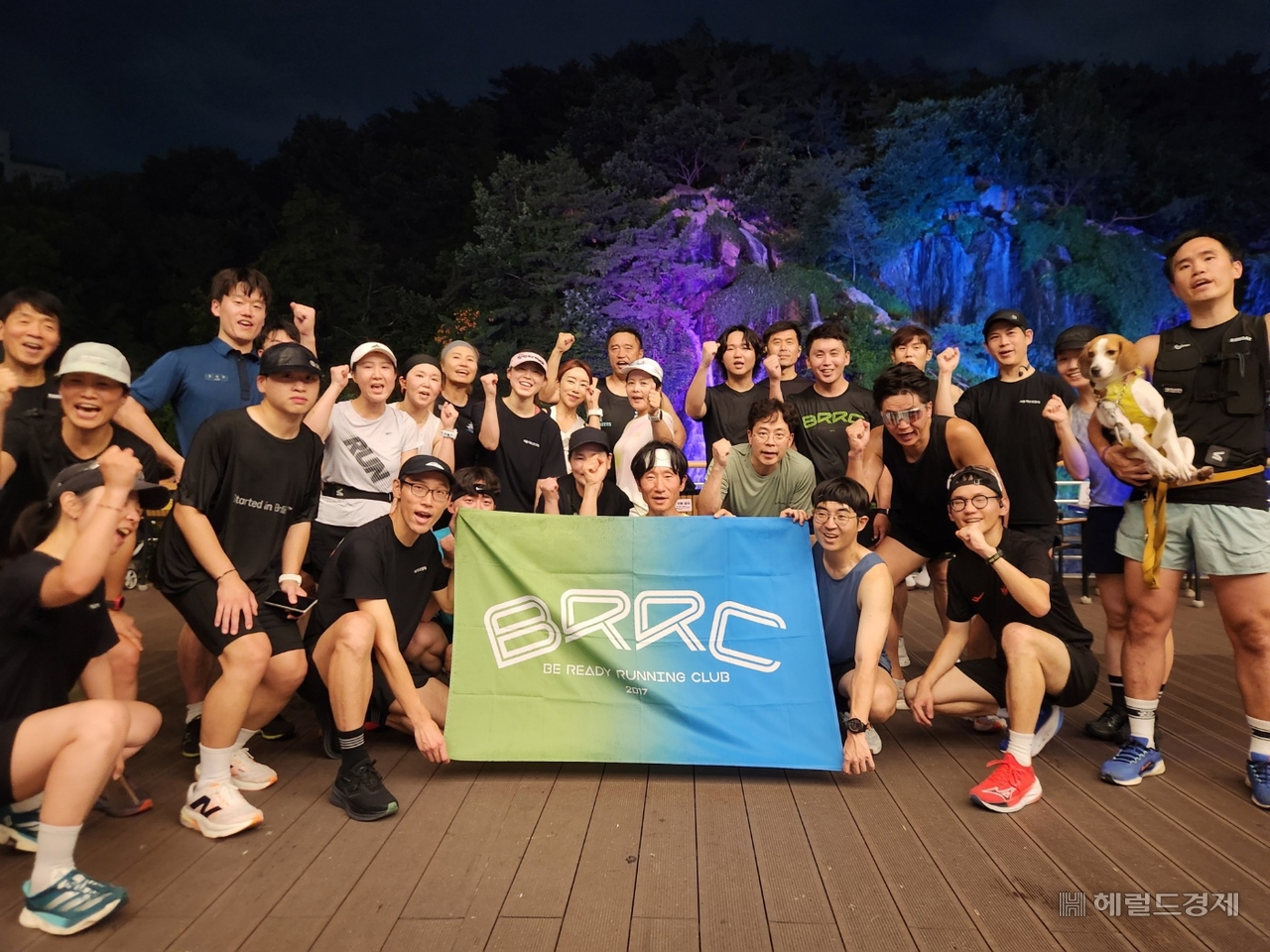 지난 3일 서울 서대문구 홍제천 일대에서 토토사이트 모음순찰을 펼친 ‘서울토토사이트 모음순찰대’. 이영기 기자.