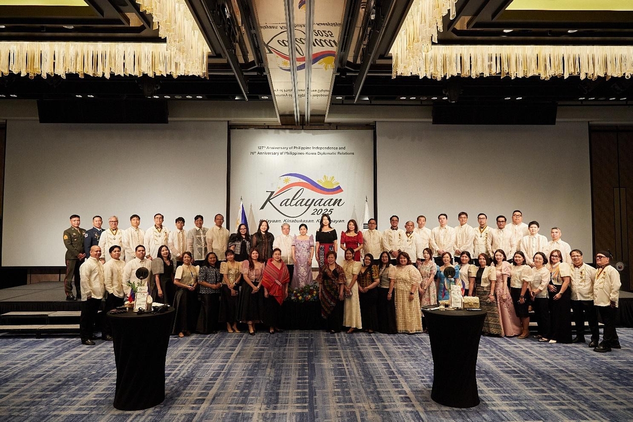 Officers, personnel of the Philippine Embassy in Seoul and its attached agencies pose for a group photo during the 127th Independence Day of Seoul at the Four Season Hotel in Seoul on Monday. (Philippine Embassy in Seoul)