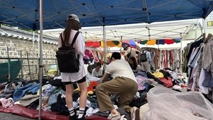 “힙한 구제티셔츠 한장 2000원” 어르신 몰리던 동묘 ‘MZ성지’로