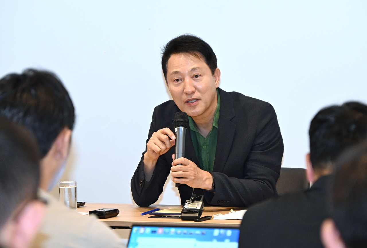 오세훈 서울시장이 5일 기자단 간담회에서 오스트리아 빈과 이탈리아 밀라노 출장 중 성과와 느낀 점 등을 공유하고 있다. [서울시 제공]