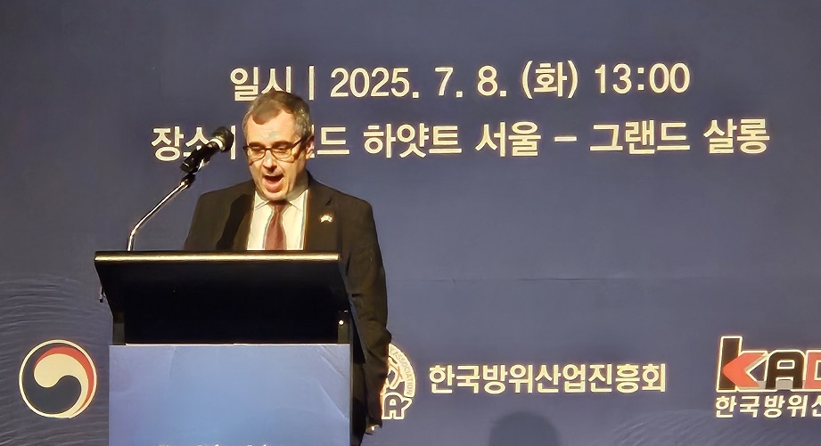 마이클 바카로 미국 국무부 부차관보가 8일 그랜드하얏트 서울에서 열린 ‘2025년 대한민국 방위산업 국제학술세미나’에서 기조연설을 하고 있다.  고은결 기자
