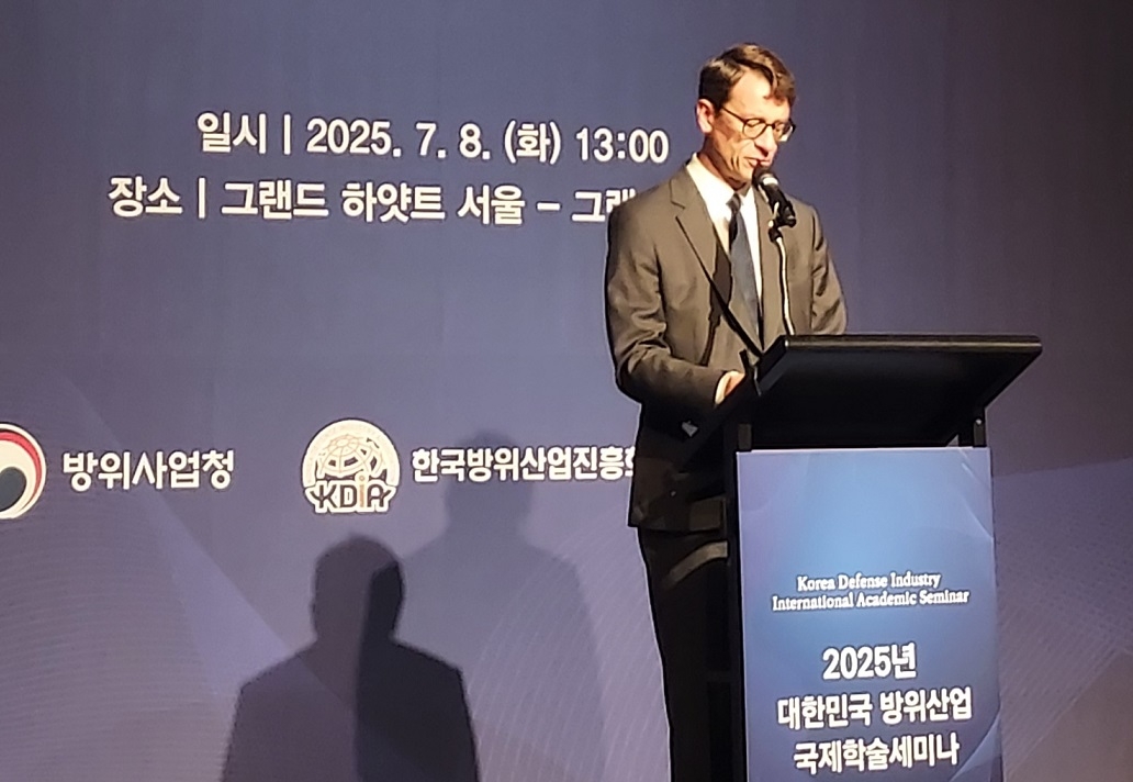 필립 베르투 주한 프랑스대사가 8일 그랜드하얏트 서울에서 열린 ‘2025년 대한민국 방위산업 국제학술세미나’에서 기조연설을 하고 있다.  한영대 기자