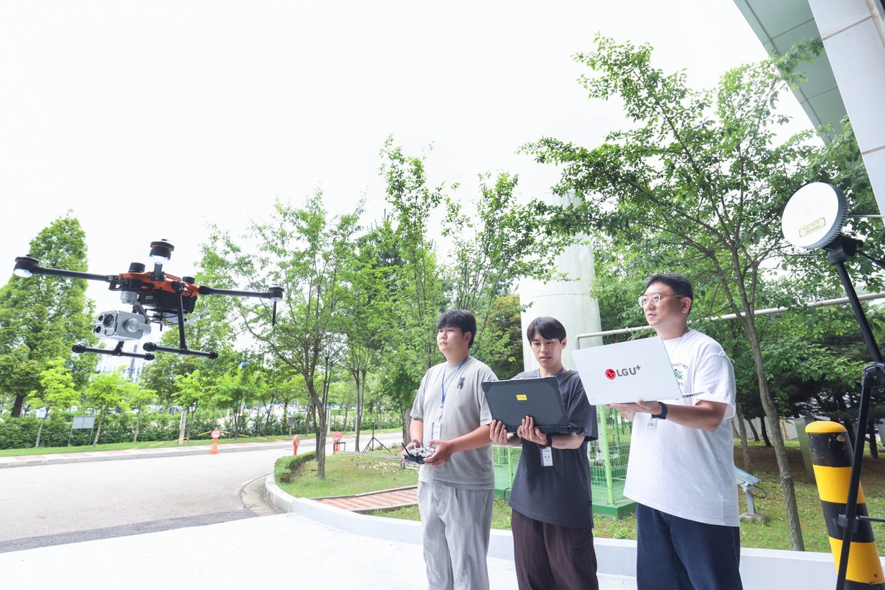 인천 송도 한국전파진흥협회(RAPA) IoT파주 토토사이트지원센터에서 LG유플러스 직원들이 레드캡 파주 토토사이트로 연결된 드론을 시험하고 있다. [LG유플러스 제공]