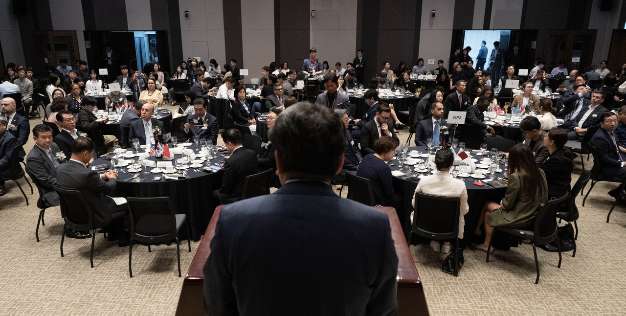 Guests attend the Foreign Language Newspapers Association of Korea's 10th anniversary ceremony at the Korea Press Center in Seoul on Wednesday. (Im Se-jun/The Korea Herald)
