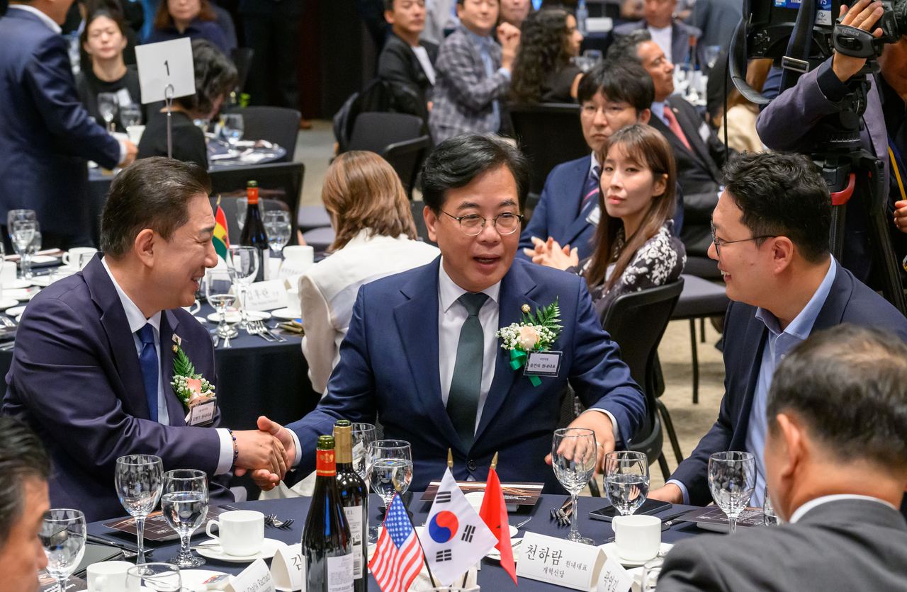 From left: Rep. Kim Byung-kee, Rep. Song Eon-seog and Rep. Chun Ha-ram chat during the Foreign Language Newspapers Association of Korea's 10th anniversary ceremony at the Korea Press Center in Seoul on Wednesday. (Im Se-jun/The Korea Herald)