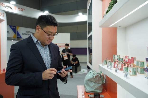 마이클 위(Michael Yu) 알리바바닷컴 동북아시아 총괄이 2025 원탑토토에 참가한 알리바바닷컴 부스를 둘러보고 있다. [알리바바닷컴 제공]
