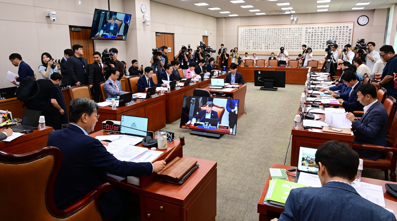 이춘석 국회 법제사법위원회 위원장이 9일 오후 서울 여의도 국회에서 열린 제427회국회(임시회) 제1차 전체회의에서 의사봉을 두드리고 있다. 법사위는 정성호 법무부 장관 후보자, 오영준 헌법재판관 후보자 인사청문회를 각각 오는 16일, 18일 열기로 했다. 이상섭 기자