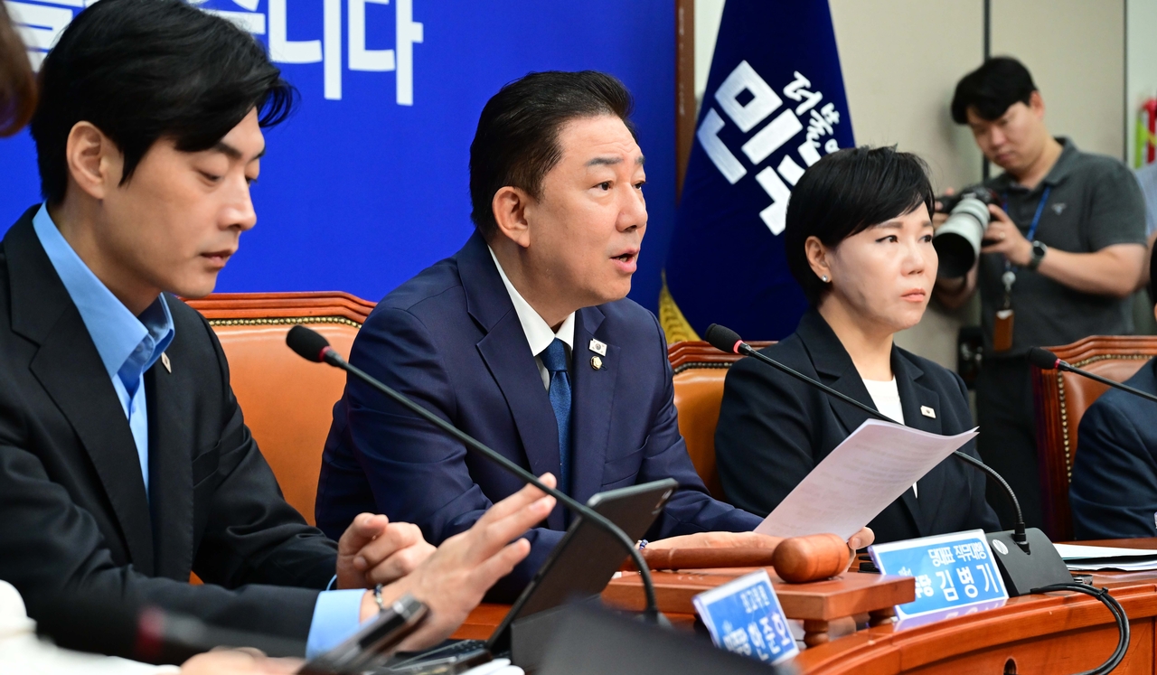 김병기 더불어민주당대표 직무대행 겸 원내대표가 9일 오전 서울 여의도 국회에서 열린 최고위원회의에 참석해 모두발언하고 있다. 이상섭 기자