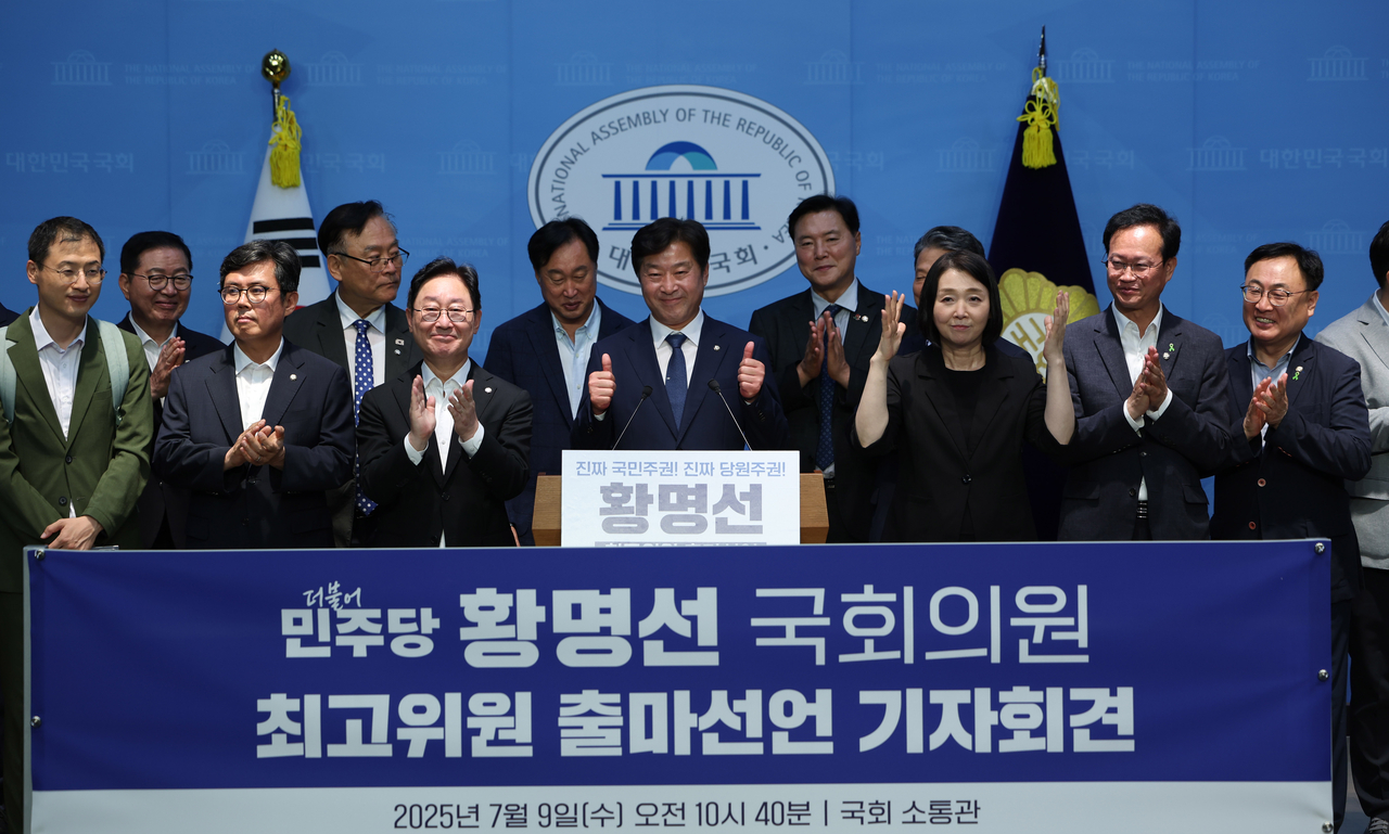 황명선 더불어토르 토토 의원이 9일 오전 국회 소통관에서 최고위원 출마 선언 기자회견을 열고 엄지를 들어 보이고 있다. [뉴시스]