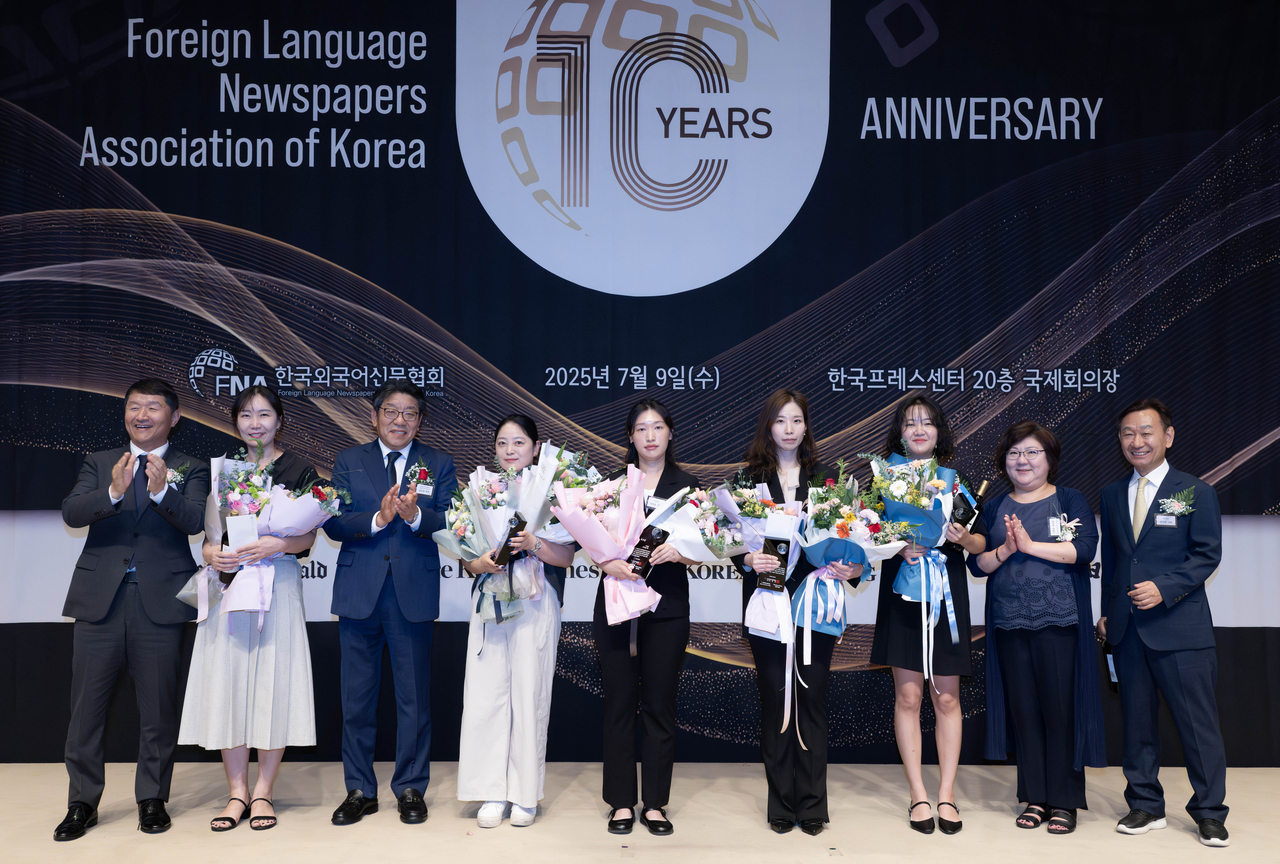 Award recipients pose at the association's 10th anniversary ceremony at the Korea Press Center in Seoul on Wednesday. (Im Se-jun/The Korea Herald)