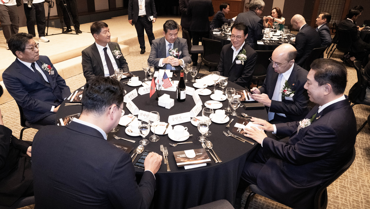 Clockwise from left: Choi Jin-young, CEO of Herald Media Group and chairman of the association; Oh Young-jin, publisher of The Korea Times; James Kim, chairman of the American Chamber of Commerce in Korea; Lee Kyu-youn, senior secretary to the president for public relations; Chafik Rachadi, Moroccan ambassador to Korea and dean of the diplomatic corps; Rep. Kim Byung-kee, acting chair and floor leader of the Democratic Party of Korea; and Rep. Chun Ha-ram, acting chair and floor leader of the Reform Party. (Im Se-jun/The Korea Herald)