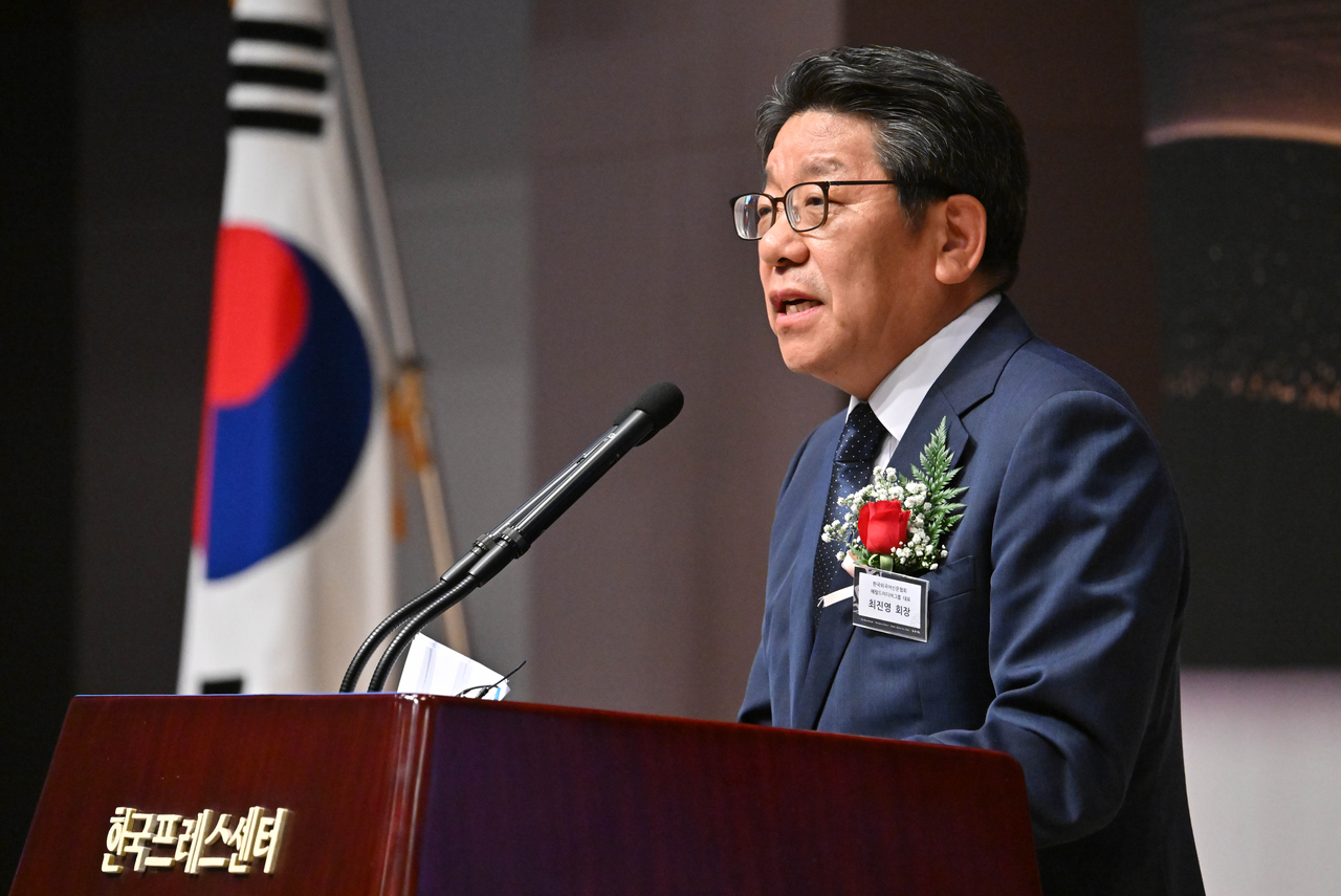 Choi Jin-young, CEO of Herald Media Group and chairman of the Foreign Language Newspapers Association of Korea, delivers opening remarks at the association's 10th anniversary ceremony at the Korea Press Center in Seoul on Wednesday. (Im Se-jun/The Korea Herald)
