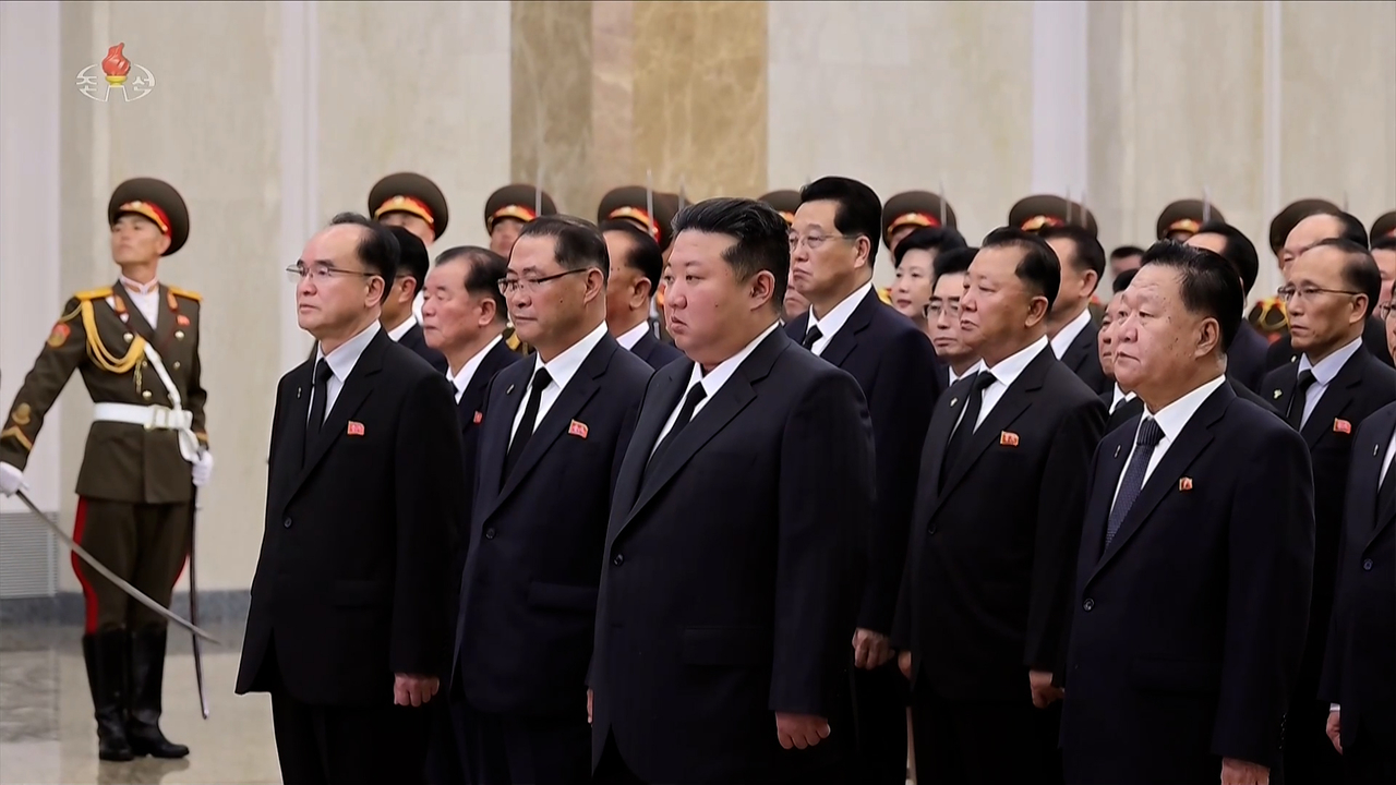North Korean leader Kim Jong-un visited the Kumsusan Palace of the Sun at midnight on July 8 to pay his respects on the 31st anniversary of the death of his grandfather, Kim Il-sung, state-run Korean Central Television (KCTV) reported on Monday. (Yonhap)