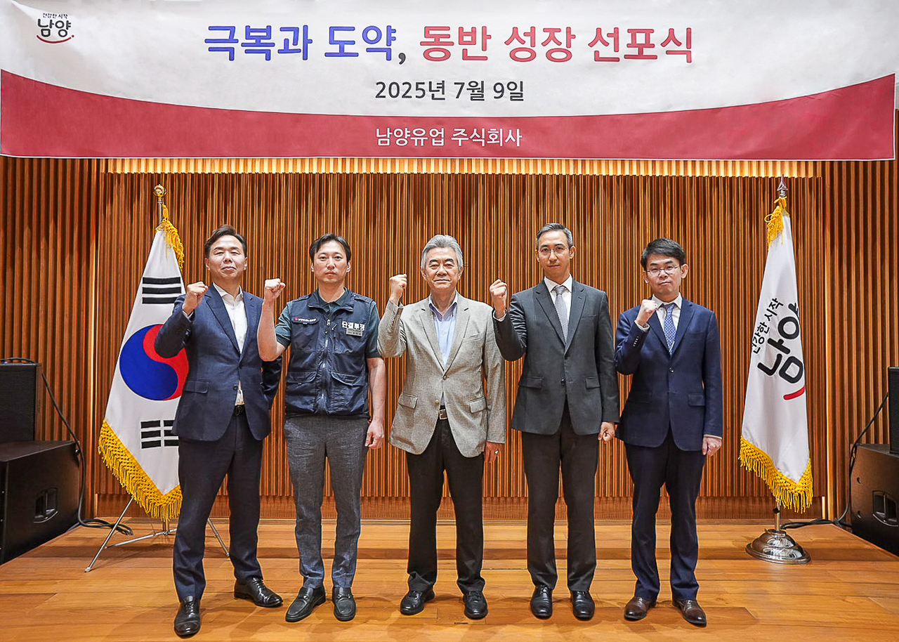 토토사이트 순위은 9일 자사주 무상 지급 결정 후 ‘극복과 도약, 동반 성장 선포식’ 개최했다. 왼쪽부터 이동춘 토토사이트 순위 기타비상무이사, 문을태 토토사이트 순위 노조위원장, 윤여을 토토사이트 순위 이사회 의장, 김승언 토토사이트 순위 대표집행임원, 심혜섭 토토사이트 순위 감사 [토토사이트 순위 제공]